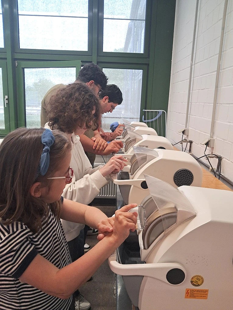 Schüler:innen beim Schleifen der Brillengläser