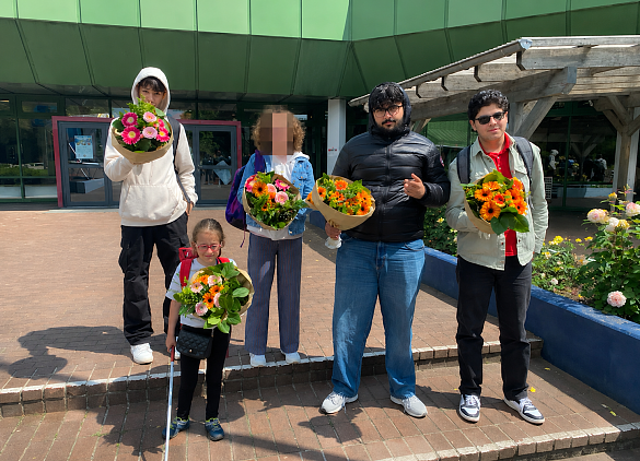 Fünf Schüler:innen mit selbst gebundenen Blumensträußen 