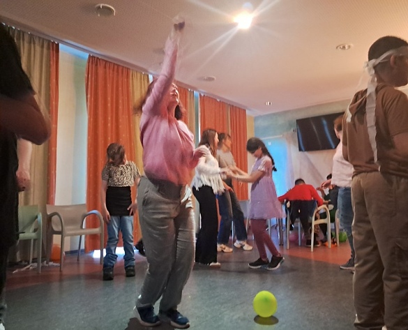 Fünf Schüler:innen tanzen bei der Disco. 