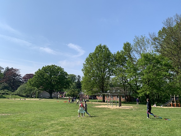 Die Schüler:innen spielen auf einem Spielplatz.