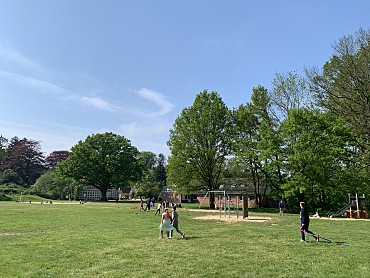Die Schüler:innen spielen auf einem Spielplatz.