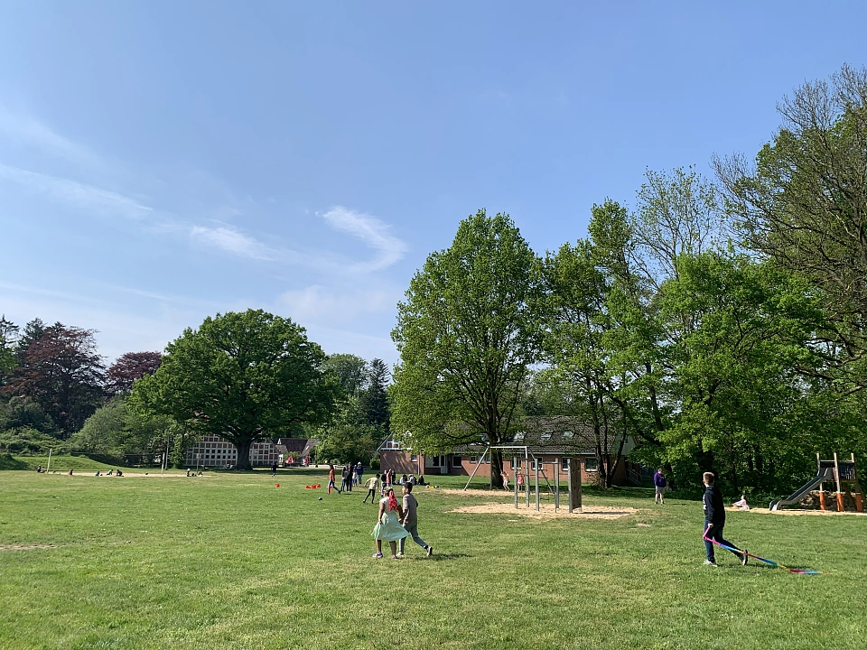 Die Sch&uuml;ler:innen spielen auf einem Spielplatz.