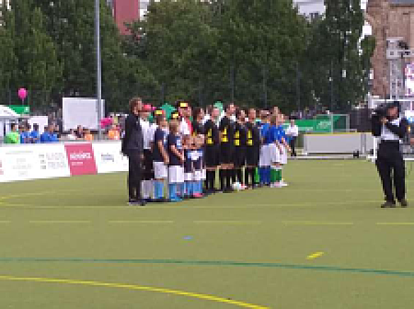 Die Spieler und die Einlaufkinder stehen auf dem Feld, es wird die Nationalhymne gesungen. 