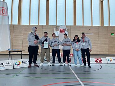 Das Team der GDS steht zusammen (von links nach rechts: Jason, Akram, Thoraik, Rahled, Alaa und Sebastian Lübbe). Akram hält die Urkunde in den Händen. 