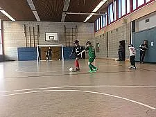 Zwei blinde Schüler*innen kämpfen um den Ball.
