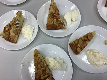 Ein Stück Apfelkuchen mit Sahne