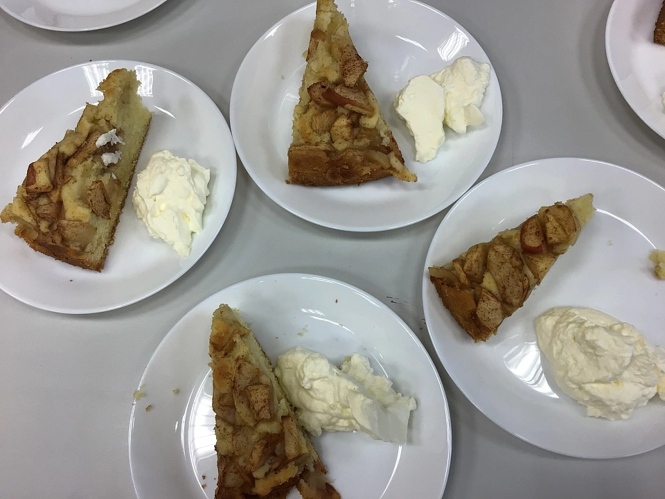 Ein St&uuml;ck Apfelkuchen mit Sahne
