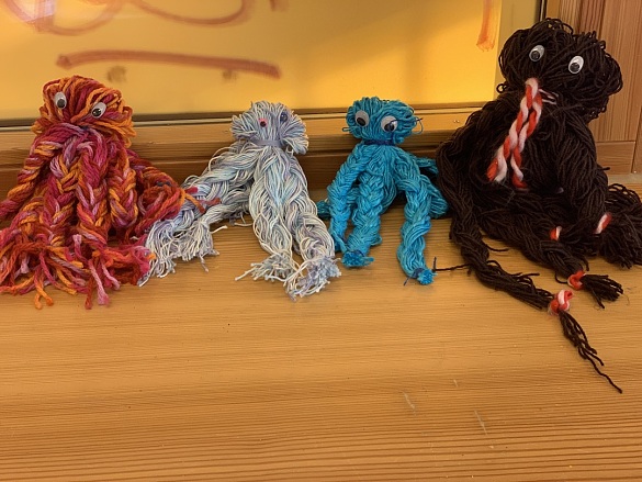 Vier Ungeheuren tümmeln sich auf der Fensterbank. 