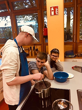Schüler*innen kochen Marmelade in der Schulküche. 