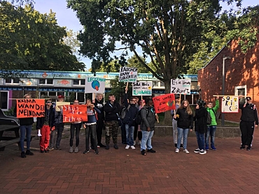 Schüler*innen posieren mit ihren Plakaten für 