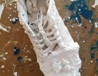 Ein Turnschuh, der komplett mit Gips neu gestaltet wurde. 