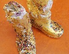 Gummistiefel die mit goldener Farbe und Glitzer neu gestaltet wurden