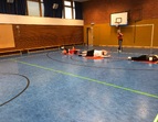 Drei Schüler:innen in der Abwehrhaltung beim Goalballspielen. 