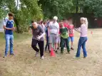 Mehrere Schüler*innen stehen während einer Sportrallye zusammen.Ein Schüler rennt los. 