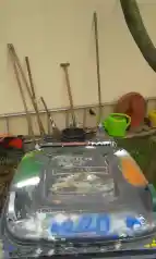 Zu sehen ist eine große Mülltonne für den Gartenabfall, sowie verschiedene Geräte die im Garten benötigt werden. 